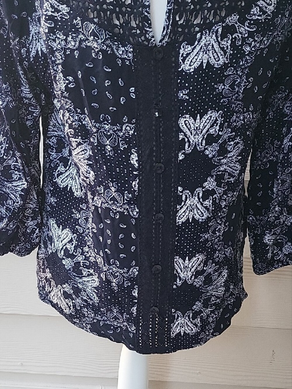 Solitaire Navy & White Printed Crochet Yoke Long Sleeve Top Women's Medium - Picture 10 of 16